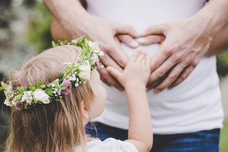 Quelle: pixabay.de / AWFotografie, https://pixabay.com/de/photos/baby-liebe-familie-kinder-mutter-4260024/, Freie kommerzielle Nutzung Kein Bildnachweis nötig Kind hält Hand auf Babybauch der Mutter
